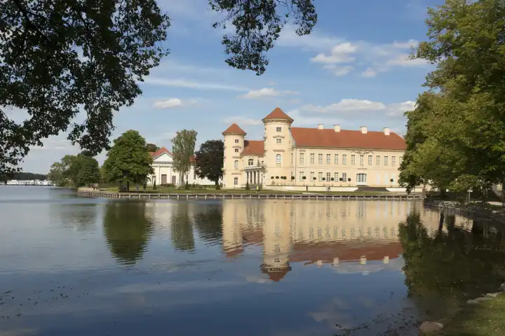 Schloss Reinsberg mit vorgelagertem See.