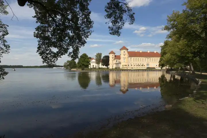Reinsberg Castle is reflected in the lake in front of it.