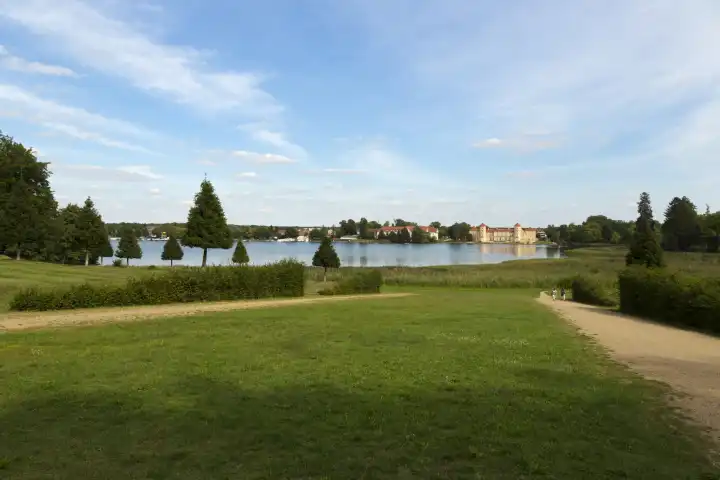 Schlosspark Reinsberg mit dem Schloss im Hintergrund.