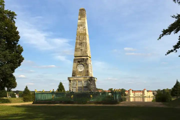 Obelisk im Schlosspark von Reinsberg mit Schloss im Hintergrund.