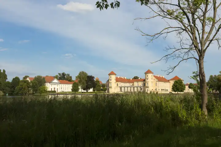 Reinsberger Schloss im Sonnenschein am Grienericksee.