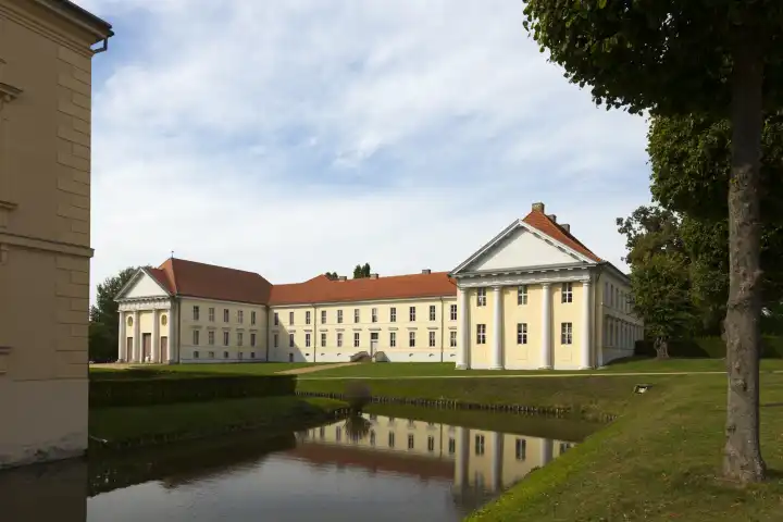 Nebengebäude des reinsberger Schlosses im Sonnenschein.