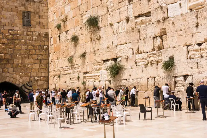 Gläubige beim Gebet an der Klagemauer am Fuß des Tempelberges in Ost-Jerusalem, Israel.
