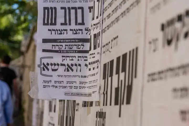 Wandzeitung mit hebräischer Schrift im jüdisch-orthodoxen Viertel von Jerusalem, Israel.