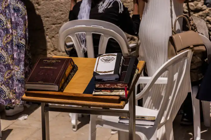 Jüdische Gebetbücher auf einem Lesepult im Frauenbereich vor der Klagemauer in Jerusalem.