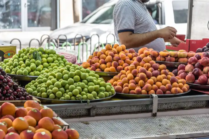 Ein Straßenhändler verkauft frisches Obst, Pfirsiche, Aprikosen, Trauben, Kirschen an einem Stand in der Innenstadt von Ramallah im Westjordanland, Israel.