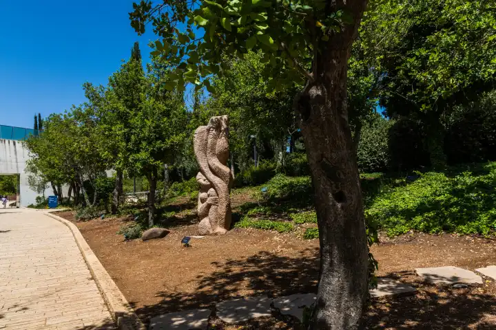 Skulptur aus Holz in Yad Vashem im Garten der Gerechten unter den Völkern. Gedenkanlage für diejenigen, die sich für Juden in der Zeit der Verfolgung während des Holocaust eingesetzt haben