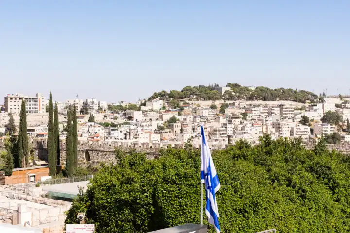 Blick über Jerusalem in Israel vom Zionsberg aus. Israelische Flagge an einem Fahnenmast.