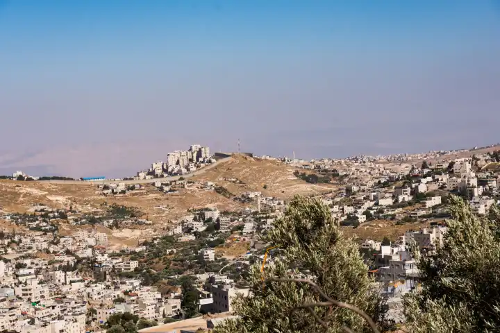 Blick über Jerusalem in Israel vom Zionsberg aus. Israelische Flagge an einem Fahnenmast.