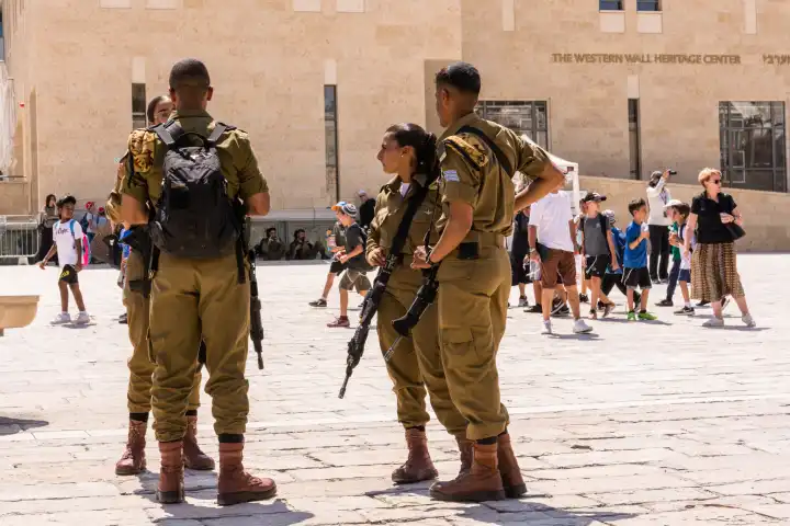 Soldaten der israelischen Streitkräfte IDF stehen bewaffnet auf dem Platz vor der Klagemauer in Jerusalem, Israel.