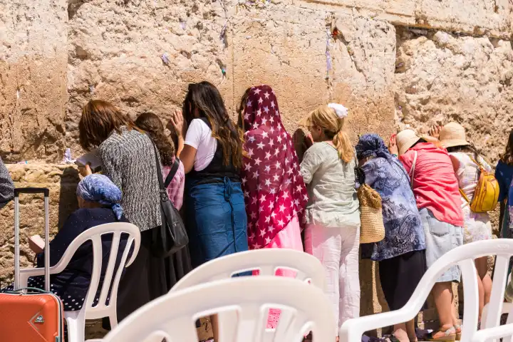 Betende Frauen und Soldatinnen der israelischen Armee an der Klagemauer in Jerusalem, Israel.