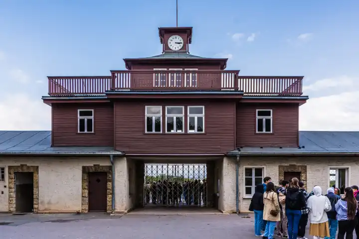 Lagergebäude und Eingangstor zum Lagerbereich des ehemaligen Konzentrationslagers Buchenwald bei Weimar