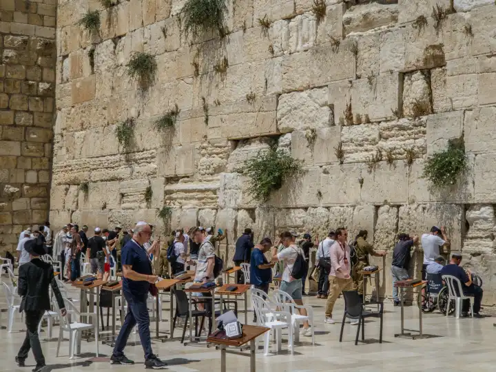 An und vor der Klagemauer in der Altstadt von Jerusalem. Heiligtum des Judentums am Fuße des Tempelbergs in Ost-Jerusalem.
