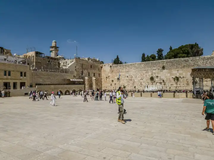 An und vor der Klagemauer in der Altstadt von Jerusalem. Heiligtum des Judentums am Fuße des Tempelbergs in Ost-Jerusalem.
