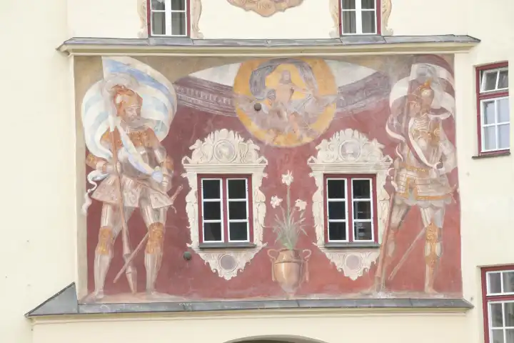 Mittelalterliches Fresko von ScharwÃ chtern mit dem bayerischen und dem Wasserburger Banner und Jupiter auf einem Adler, Brucktor, Altstadt, Wasserburg am Inn, Oberbayern, Bayern, Deutschland