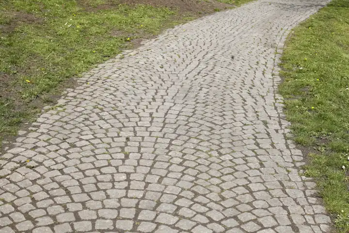 Weg in Einer Grünanlage mit Kopfsteinpflaster gepflastert, Deutschland
