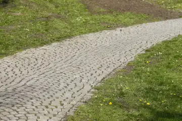 Weg in Einer Grünanlage mit Kopfsteinpflaster gepflastert, Deutschland