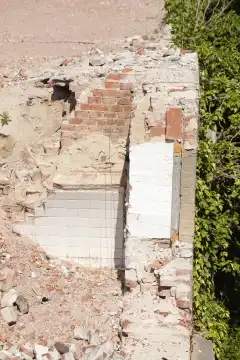 Hausabriss, Mauerreste und  Trümmer eines abgerissenen Hauses, Deutschland