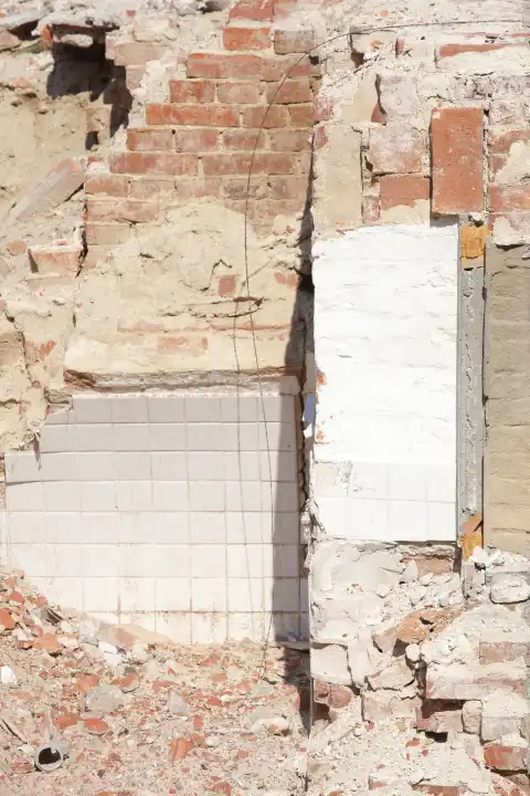 Hausabriss, Mauerreste und  Trümmer eines abgerissenen Hauses, Deutschland