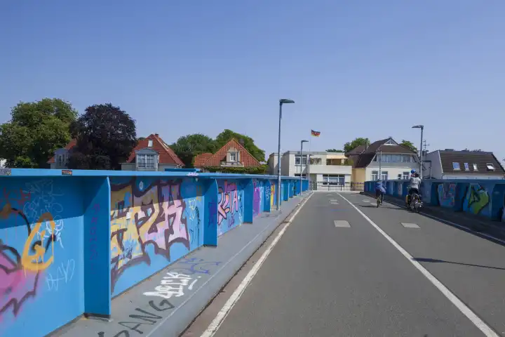 Blaue Fußgängerbrücke, Oldenburg in Oldenburg, Niedersachsen, Deutschland