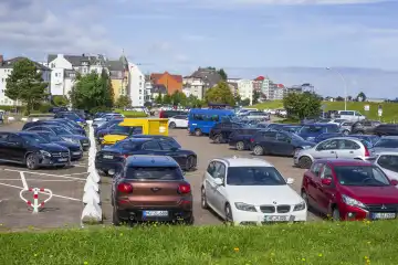 Parkplatz mit parkenden Autos, Cuxhaven, Deutschland