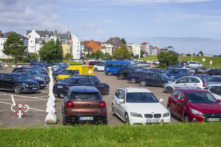 Parkplatz mit parkenden Autos, Cuxhaven, Deutschland