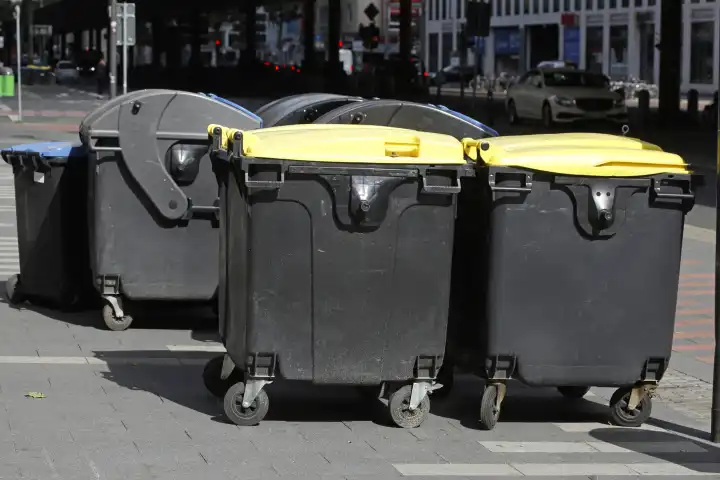 Müllcontainer auf der Straße stehend, Deutschland