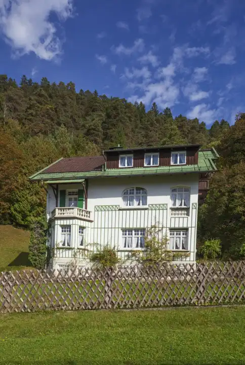 Wohngebäude im Ortsteil Partenkirchen im Herbst, Garmisch-Partenkirchen, Oberbayern, Bayern, Deutschland