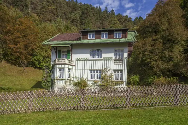 Wohngebäude im Ortsteil Partenkirchen im Herbst, Garmisch-Partenkirchen, Oberbayern, Bayern, Deutschland
