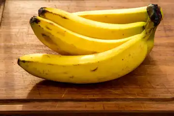 reife Bananen auf einem Küchenbrett