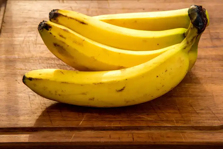 reife Bananen auf einem Küchenbrett