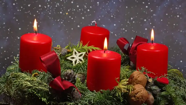 3. Advent, Adventskranz mit brennenden Kerzen