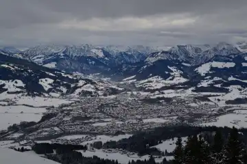 Blick auf Sonthofen im Winter, Deutschland
