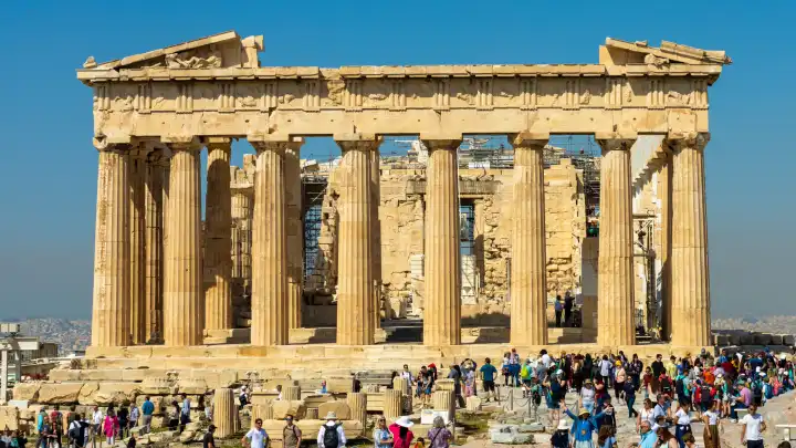 Die Akropolis mit einer großen Gruppe Touristen