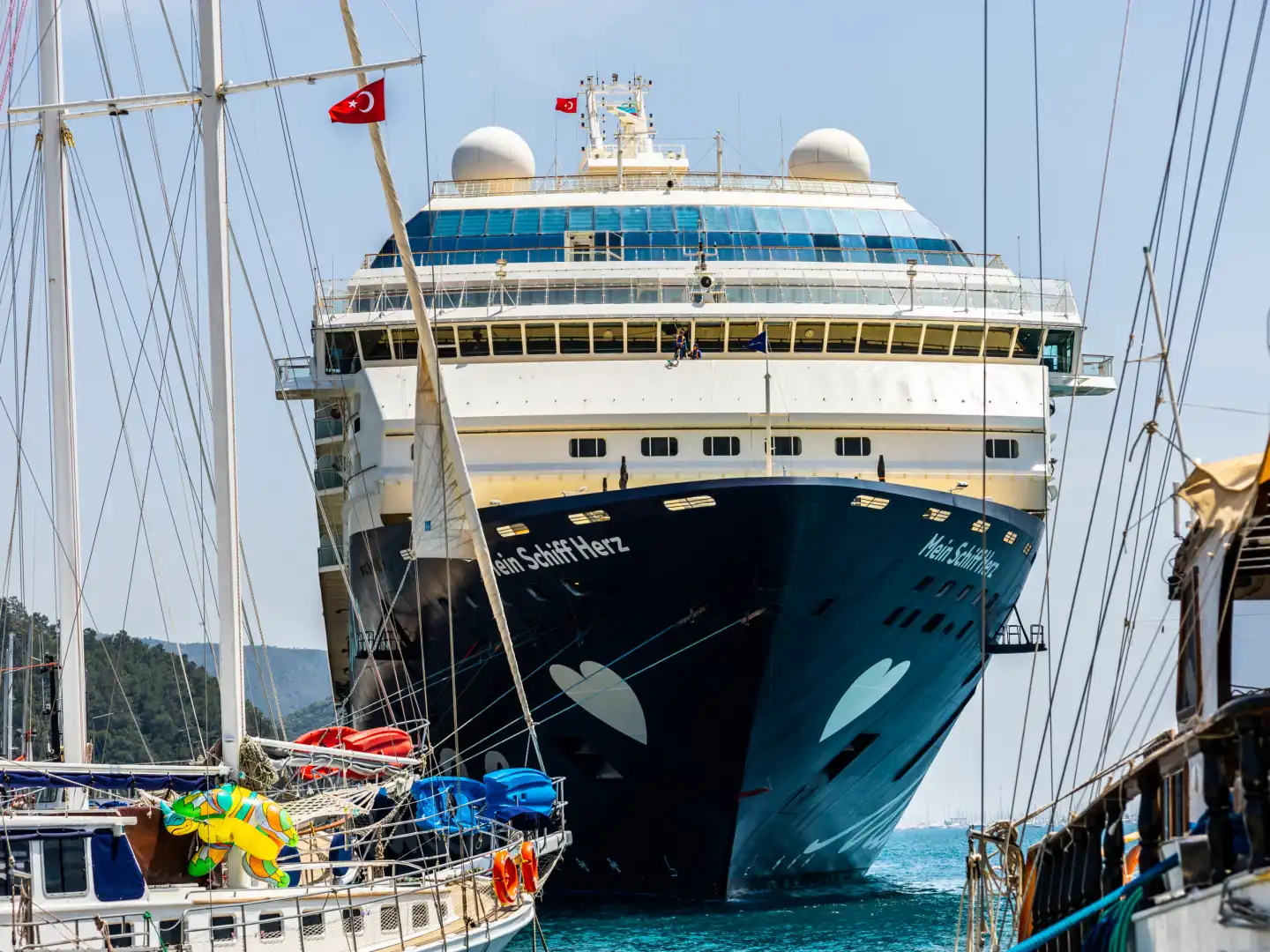 Marmaris, Türkei - Mai 01, 2022 - Das Kreuzfahrtschiff "Mein Schiff Herz" im türkischen Hafen von Marmaris