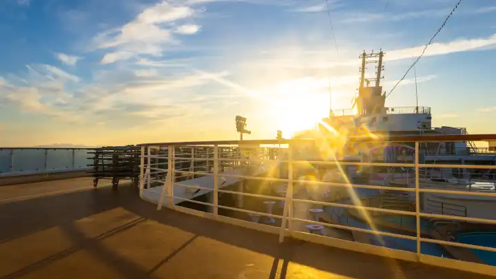 Mykonos, Griechenland - 03. Mai 2022 - Das Deck des Kreuzfahrtschiffes "Mein Schiff Herz" der Reederei "TUI Cruises GmbH"