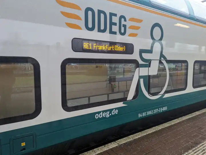 Ein Zug der ODEG ("Ostdeutsche Eisenbahn GmbH") Richtung Frankfurt (Oder)