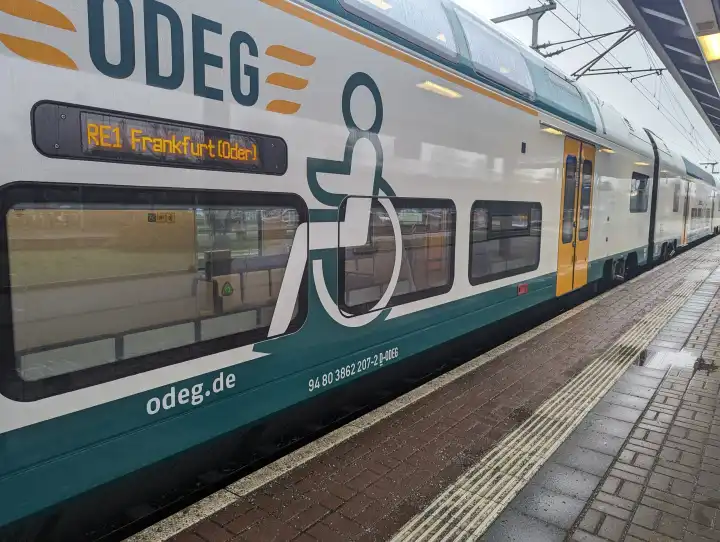 Ein Zug der ODEG ("Ostdeutsche Eisenbahn GmbH") Richtung Frankfurt (Oder)