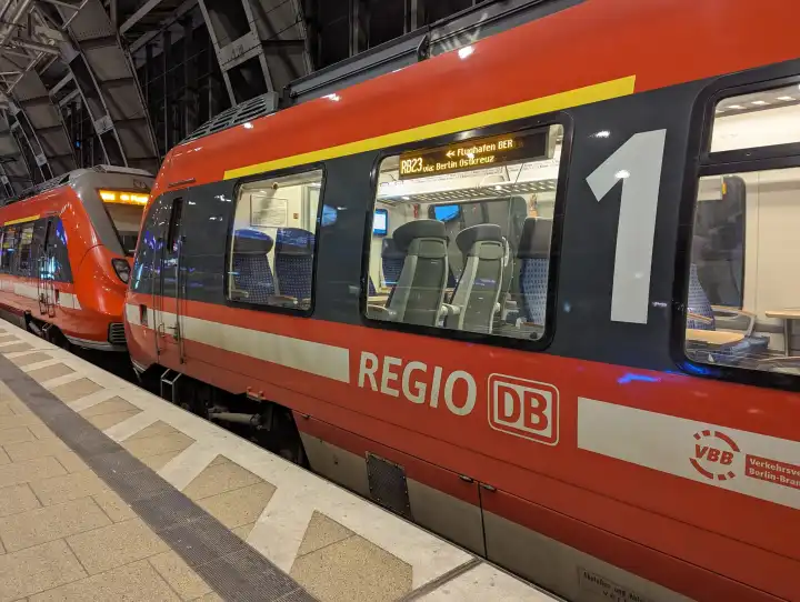 Eine Regionalbahn im Bahnhof Berlin - Alexanderplatz