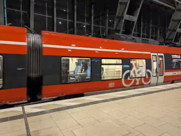 Eine Regionalbahn im Bahnhof Berlin - Alexanderplatz
