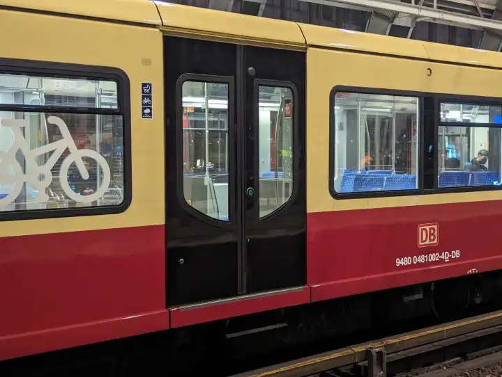 Eine S-Bahn der Berliner S-Bahn Berlin GmbH der Linie S5 Richtung Mahlsdorf im Bahnhof Berlin - Alexanderplatz