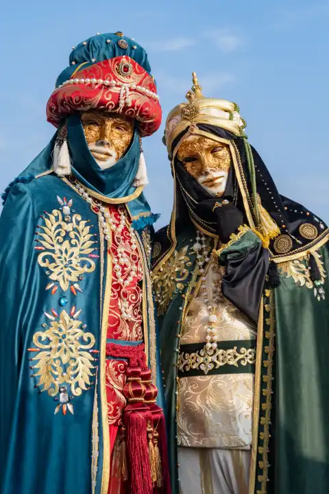 Bunte Karnevalsmasken auf einem traditionellen Festival in Venedig, Italien. 20. Februar 2023.