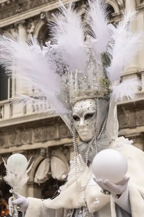 Bunte Karnevalsmasken auf einem traditionellen Festival in Venedig, Italien. 20. Februar 2023.