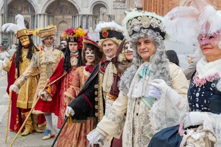 Traditionelle aufwändige Maske und Kostüm auf dem jährlichen Karneval in Venedig. Italien, 20. Februar 2023.