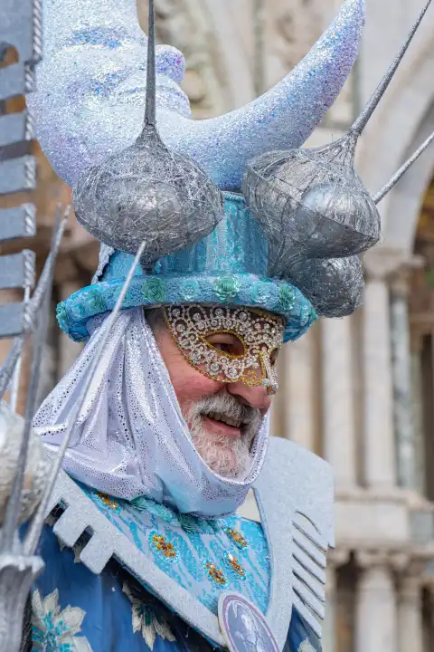 Traditionelle aufwändige Maske und Kostüm auf dem jährlichen Karneval in Venedig. Italien, 20. Februar 2023.