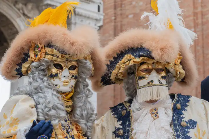 Traditionelle Maske und Kostüm beim jährlichen Karneval in Venedig. Italien 20. Februar 2023.