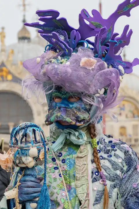 Traditionelle Maske und Kostüm beim jährlichen Karneval in Venedig. Italien 20. Februar 2023.