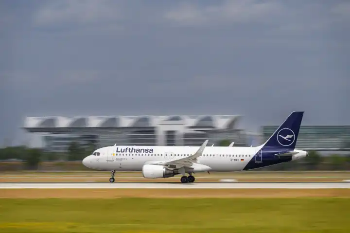 Lufthansa Airbus A320-214 mit dem Luftfahrzeugkennzeichen 
D-AIWC startet auf der südlichen Landebahn 26L des Flughafens München MUC EDDM