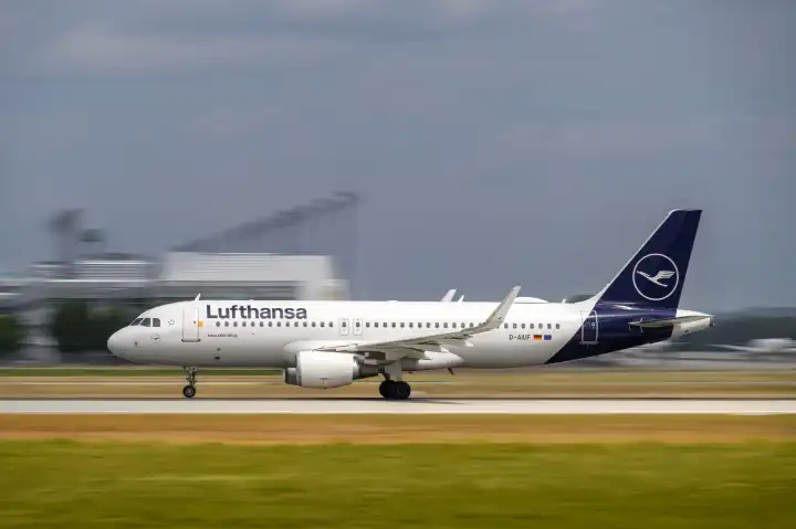 Lufthansa Airbus A320-214 mit dem Luftfahrzeugkennzeichen 
D-AIUF startet auf der südlichen Landebahn 26L des Flughafens München MUC EDDM