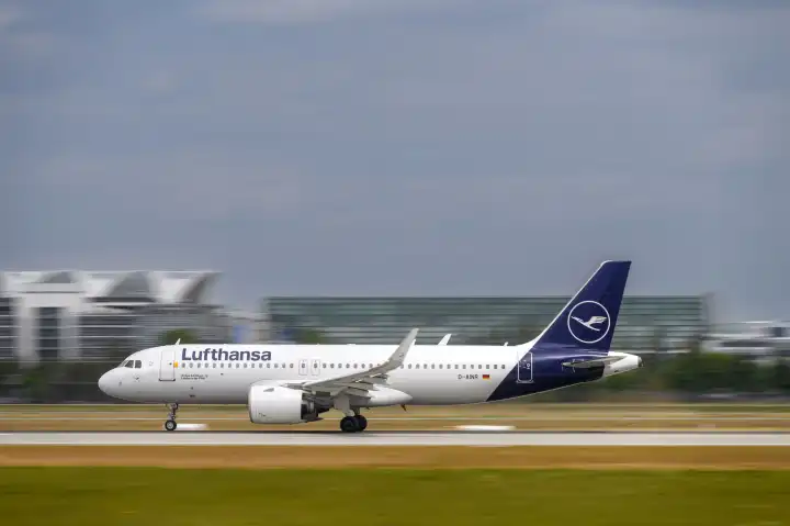 Lufthansa Airbus A320-271N mit dem Luftfahrzeugkennzeichen 
D-AINR startet auf der südlichen Landebahn 26L des Flughafens München MUC EDDM
